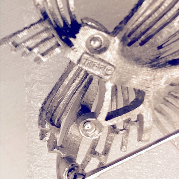 Trifari Brooch with matching Earrings - Picture 7 of 7